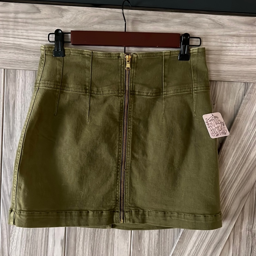 Free People khaki mini skirt. Gold zipper up front.